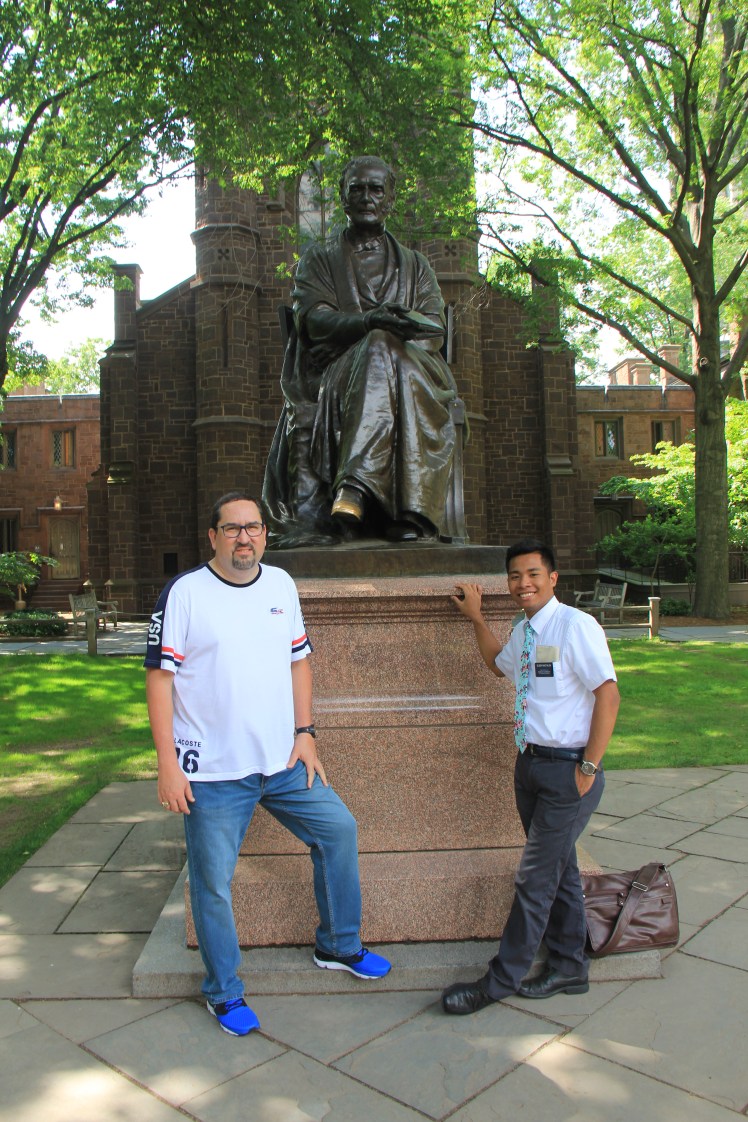 NewHavenCTYaleCampusStatueSergioNagtalon