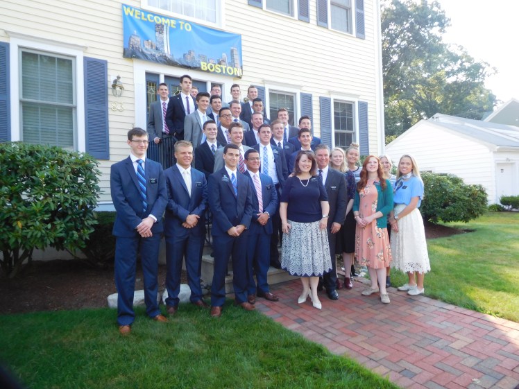 LynnfieldMAElderMerrillandarrivinggroupatMissionHome